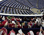 在法國史特拉斯堡，歐盟歡迎保加利亞和羅馬尼亞加入，學生穿戴傳統服飾參加歡迎會。(OLIVIER MORIN/AFP/Getty Images，2006 年9月26 日)