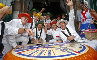 圖片新聞：荷蘭出現「世界最大奶酪」