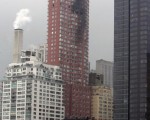 纽约曼哈顿东城72街524号大楼，11日下午发生飞机撞大楼意外事故 (Bryan Bedder/Getty Images)