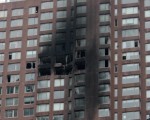 里戴尔的小型飞机所撞入的居民大厦位于曼哈顿东72街524号，是当地颇为昂贵的居民大厦之一。(TIMOTHY A. CLARY/AFP/Getty Images)