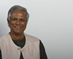 诺贝尔和平奖今天揭晓，得主是孟加拉经济学者尤纳斯（Muhammad Yunus）和无须任何财务担保而贷款给穷人的孟加拉乡村银行（Grameen Bank）。( GODHULY/AFP/Getty Images)