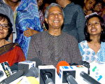 2006诺贝尔和平奖孟加拉籍得主尤纳斯今天说，他的获奖将为乡村银行提供新动力。 (FARJANA K. GODHULY/AFP/Getty Images)