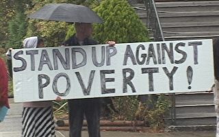温市民冒雨响应“站起来 抗贫穷”