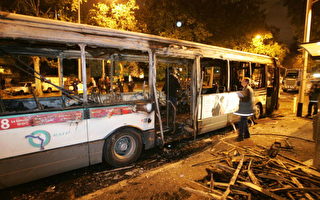 巴黎郊區暴動週年前夕 戴頭巾青年縱火燒巴士