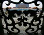 由窗口看北京紫禁城太和殿 (China Photos/Getty Images 2006-5-25)
