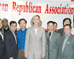 共和黨州長候選人希莉與亞裔社區代表合影。(畢儒宗攝/大紀元)