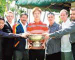 2006年世界花式撞球錦標賽今天將在菲律賓馬尼拉登場，尋求衛冕的「泰山神童」吳珈慶（中）捧著冠軍獎盃，準備接受其他世界級高手的挑戰。 （法新社）