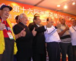 8日記者會在台中長榮飯店召開,來自八國總教練與市長胡志強合影（黃玉燕攝影／大紀元）