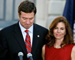 共和党的参议员乔治· 艾伦(George Allen)9日在妻子苏珊的陪同下承认败选(Mark Wilson/Getty Images)