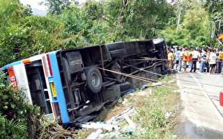泰国巴士撞树翻覆 17死20多伤