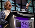 11月12日，诺贝尔和平奖得主尤纳斯(Muhammad Yunus)在加拿大参加2006年全球小额贷款高峰会。(Photo credit should read DAVID BOILY/AFP/Getty Images)