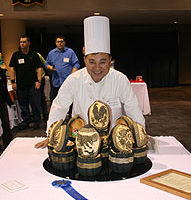 大纽约客家会长詹煌君获厨艺比赛创意金牌