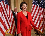 美国国会众议院的民主党议员16日一致推选加州众议员裴洛西( (Nancy Pelosi)出任议长，她将成为众院历来首位女性议长。(KAREN BLEIER/AFP/Getty Images)