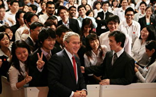 美总统布什离开新加坡前往越南参加APEC峰会