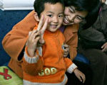 河南寧陵縣因輸血感染艾滋病的李喜閣和兒子 (法新社照片)