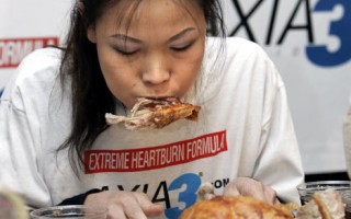 纽约吃火鸡大赛 卫冕韩裔女子吃相不雅遭淘汰