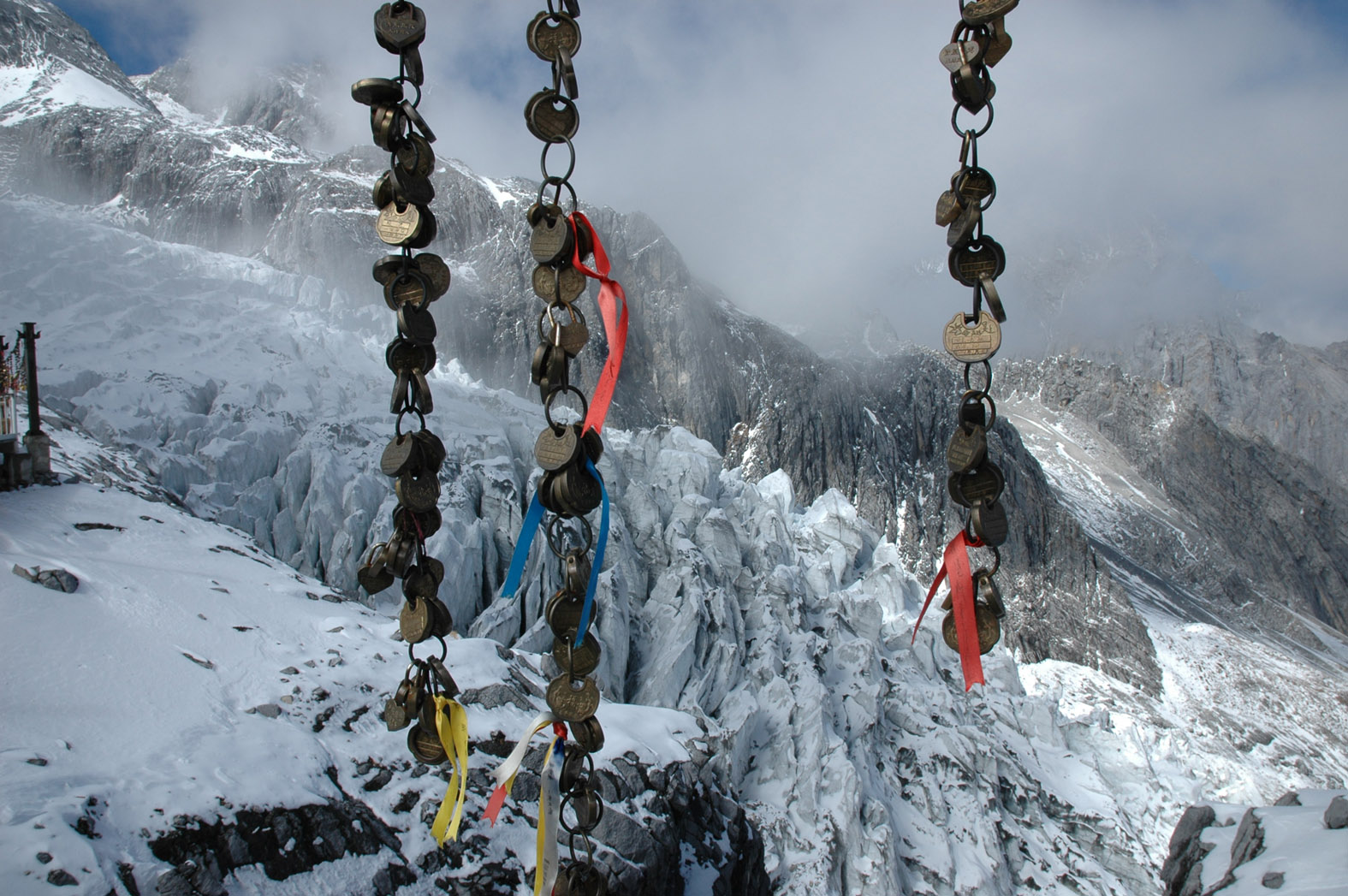 游客曝上千人年初五滞留云南玉龙雪山顶