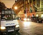 11月24日，英國倫敦警方在俄羅斯前間諜谍李維寧科到過的一家大飯店進行調查。法新社 2006-11-26 01:05