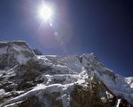 白雪嵦嵦，陽光照射在珠穆朗瑪峰峰頂，更顯其高大，也讓人類不斷有登上世界屋脊：征服珠穆朗瑪峰的慾望(Photo by Paula Bronstein/Getty Images)