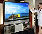JVC公司出品的可显示高清图像的61寸大屏幕背面投影电视。(YOSHIKAZU TSUNO/AFP/Getty Images)