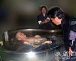 三峽維權代表付先財（左一）正在北京醫院接受治療，付先財的妻子（左二），北京六四人士齊志勇（右一）。（大紀元）