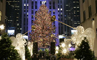 组图：纽约洛克菲勒广场点亮圣诞树