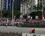 古巴首都哈瓦那12月2日舉行盛大閱兵式，慶祝該國病弱的領導人卡斯特羅80歲生日和武裝部隊建立50周年，但是他本人沒有露面，引起外界揣測。(Joe Raedle/Getty Images)