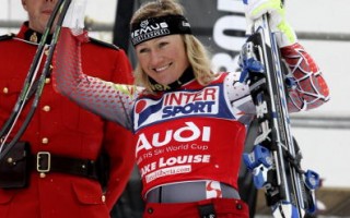 加拿大世界杯滑雪　戈茨尔女子超大曲道赛摘金