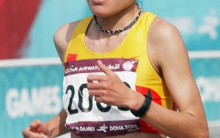 亚运女子马拉松 中国周春秀摘金 日披银戴铜