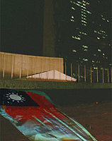艺术家杨金池在曼哈顿发表国旗投影行动艺术