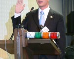 金寶市首位亞裔市議員羅達倫，11日晚間在金寶市議會宣誓就職。（記者林家維 攝/大紀元）
