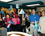 台北、高雄市长选举之夜，南加州泛蓝支持者深夜观看选情，高唱“国家”、“中华民国颂”，不断高呼“胜选﹗胜选﹗”热烈的气氛一浪高过一浪。（季媛摄影/大纪元）