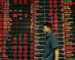 2006 12月19 日，泰国央行宣布管制汇率措施后，造成股汇市冲击。(AFP/AFP/Getty Images)