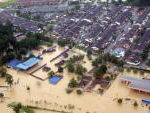 暴雨侵袭马来西亚 5人死亡七万五千灾民疏散