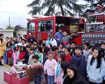 华裔孩子分享爱心捐赠玩具