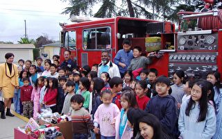 华裔孩子分享爱心捐赠玩具