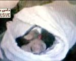 海珊三十日遭行刑處死後不久，伊拉克電視台播出海珊遺體被裹在白色裹屍布內的畫面。（法新社）
