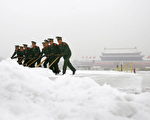 2006 年12月30 日，整個北京被白雪覆蓋，多條道路因積雪封閉，當局派出警察在天安門廣場清掃雪堆。（Photo by China Photos/Getty Images）