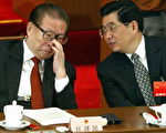 2003年3月10日，江泽民和胡锦涛在全国人民代表大会上交谈。(法新社GOH CHAI HIN/AFP/Getty Images)