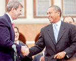 州务卿高文（William F, Galvin）褒奖新任州长帕特里克，并握手恭贺。(徐明摄影/大纪元)