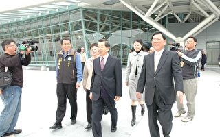前行政院长谢长廷伉俪搭乘高铁抵嘉