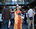 “仙女”向悉尼的遊客推廣新唐人晚會