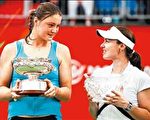 莎菲娜（左）開心地捧著澳洲女網賽冠軍獎盃，屈居亞軍的辛吉絲也很有風度地向她道賀。（法新社）
