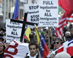 去年十月，紐約支持移民法改革的遊行 (Stephen Chernin/Getty Images 2006-10-21)
