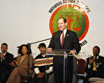纽约州长思必策(Eliot Spitzer)(立者)、副州长帕特森(David Paterson)(左一)在哈雷姆“正义之家”马丁路德金日纪念集会上。(大纪元)