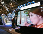 在拉斯维加斯举行的国际消费类电子产品展览会上，夏普电子公司推出了世界最大的108英寸液晶电视（LCD）。(ROBYN BECK/AFP/Getty Images)