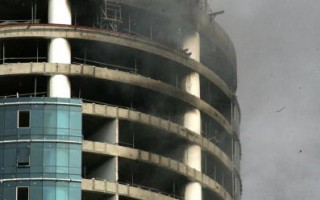 杜拜公寓楼起火  建筑工人2死32人伤