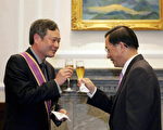 2006年5月2日，奧斯卡獎導演、2006年傑出亞裔藝術人才之一的李安，在一項總統府的慶祝儀式上和臺灣總統陳水扁乾杯。（JAMESON WU/AFP/Getty Images）