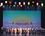 2007年全球華人新年晚會舞台設計以「天上宮闕」為主視覺，上方懸掛一列高高低低的五彩燈籠，表達人間天上一片祥和，張燈結綵賀新年。 (大紀元)