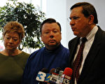 2007年1月23日，田纳西州最高法院判决贺梅必须十二天内回到生父母身边，贝克先生(JERRY BAKER)(中)和帕里希(LARRY PARRISH)(右)在记者会上。 (大纪元图片)